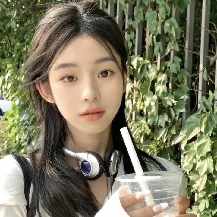 某顶流男星被曝与经纪人隐婚三年，女方已孕